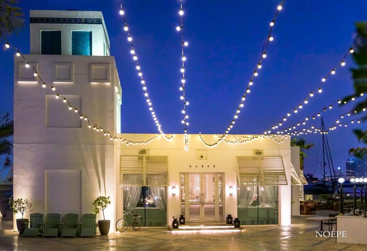 Park Hyatt Dubai Hotel Exterior photo The Hotel's courtyard at night