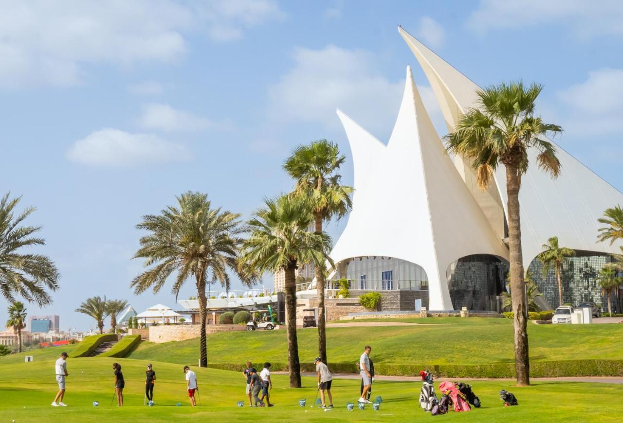 Park Hyatt Dubai Hotel Exterior photo Golfers at the Yas Golf Course